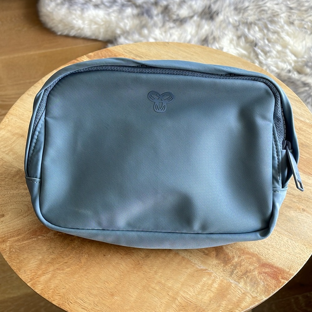 [Free Shipping] Aritzia TnAction On-The-Way Belt Bag